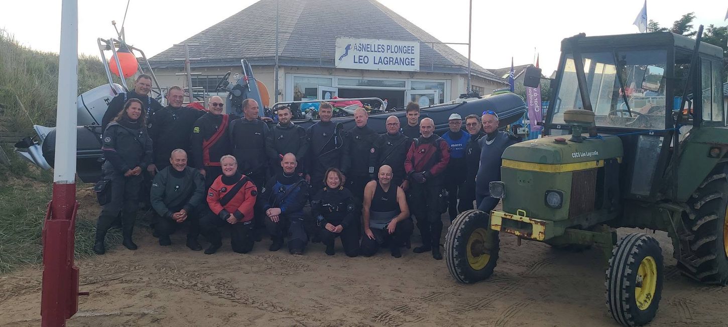 Photo du groupe de plongeurs r&eacute;uni &agrave; Asnelles devant le club