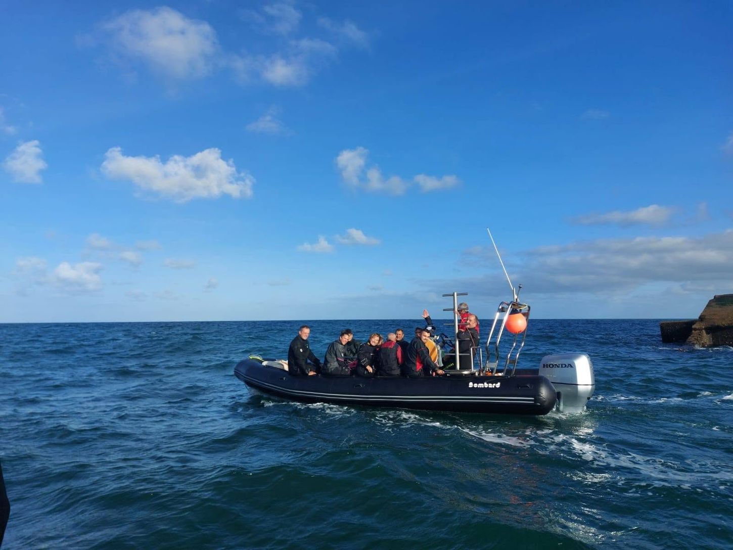 Semi-rigide avec des plongeurs naviguant en mer au d&eacute;part d&rsquo;Asnelles