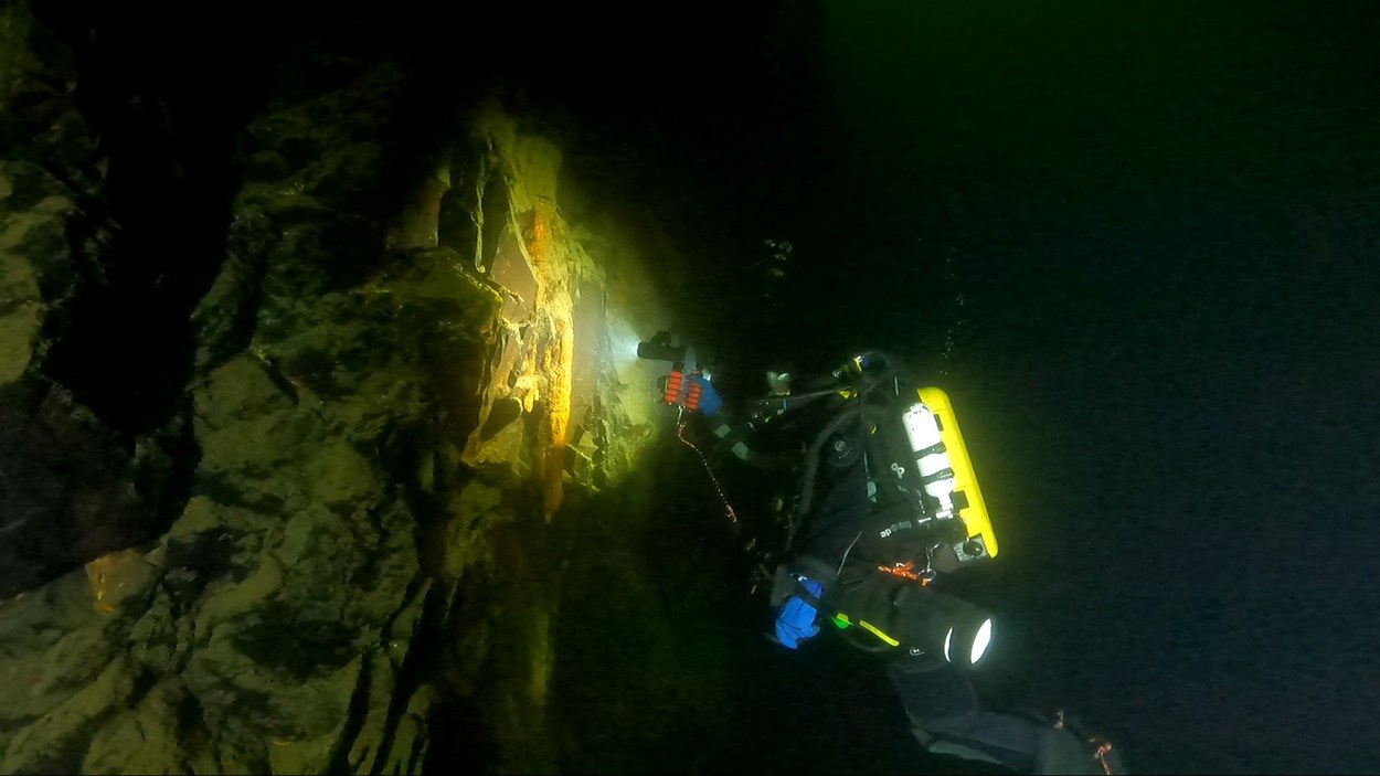 Plongeur explorant une paroi immerg&eacute;e &agrave; Foug&egrave;res