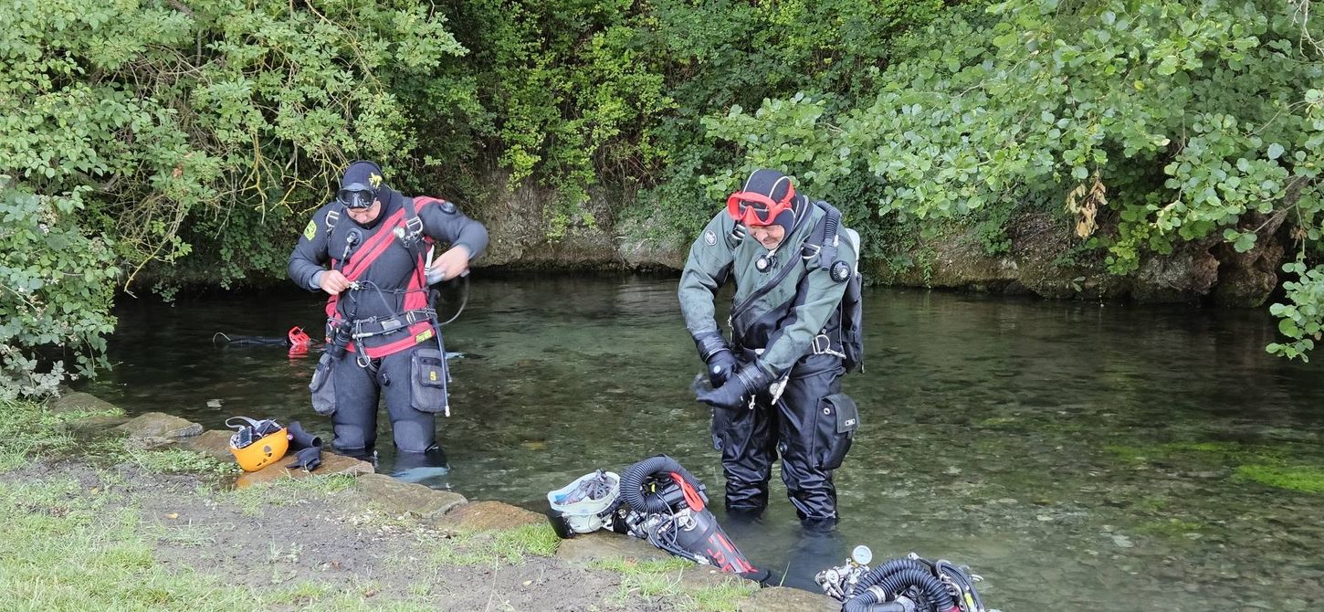Deux plongeurs s&rsquo;&eacute;quipant au bord de la r&eacute;surgence de l&rsquo;Orbiquet