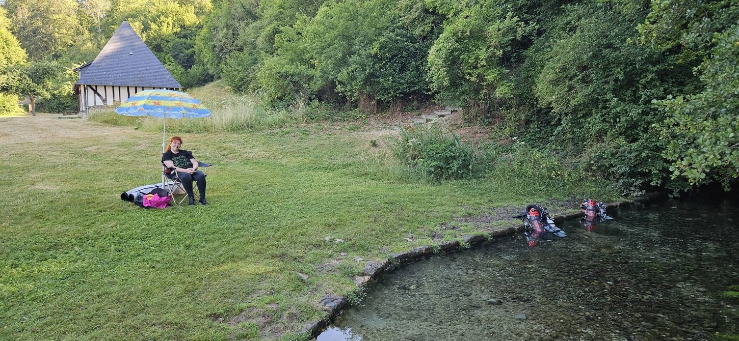 Vue du site naturel et du mat&eacute;riel de plong&eacute;e &agrave; l&rsquo;Orbiquet